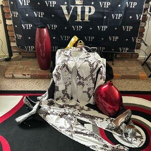 Hello ladies
Are you into “Snake Print design”? Well this bundle is for YOU !